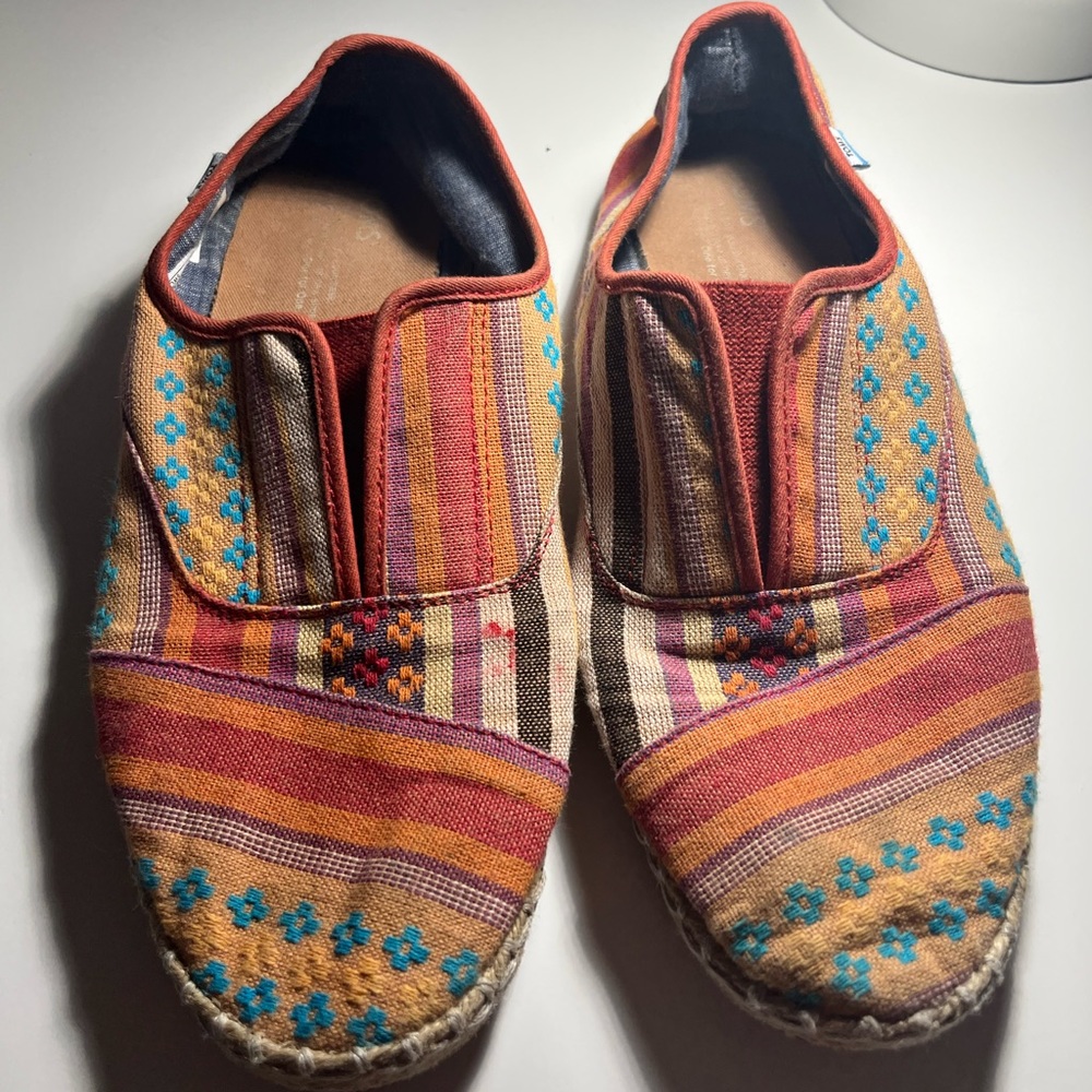 Womens toms flats size 9. barely worn